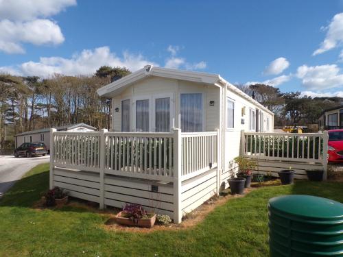 a small white house with a white fence at Margaret's in Wool