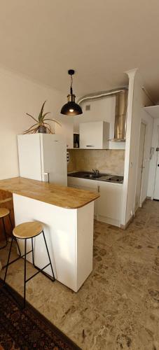 - une cuisine avec un comptoir dans une pièce dans l'établissement Appartement pieds dans l eau, à Ajaccio