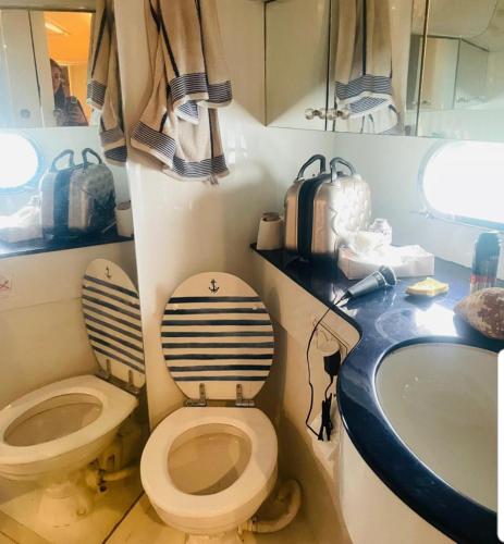 une petite salle de bain avec toilettes et lavabo dans l'établissement Golfe-Juan Yacht, à Cannes
