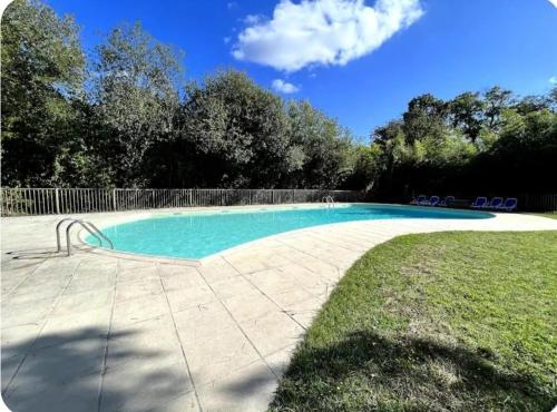 une piscine au milieu d'une cour dans l'établissement A perfect apartment in Capbreton center, à Capbreton