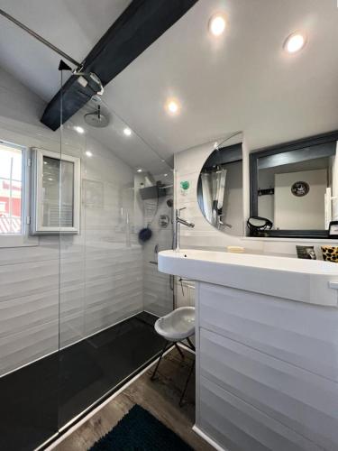 une salle de bain avec une douche, un lavabo et des toilettes dans l'établissement Résidence 042-soulac Sur Mer - 042 - Charmante maison de vacances à Soulac-sur-Mer, à deux pas de la plage MAE-2321, à Soulac-sur-Mer