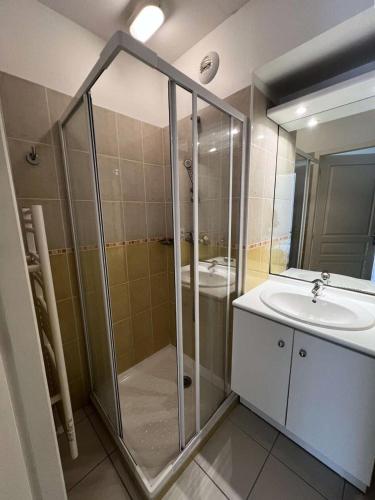 une salle de bain avec douche et lavabo dans l'établissement Résidence Villa Marine - 021- Bel appartement avec son jardin privatif MAE-1841, à Soulac-sur-Mer