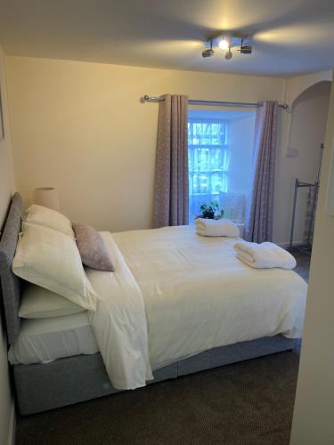 Ein Bett oder Betten in einem Zimmer der Unterkunft Fahertys bar rooms