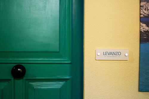 a green door with a sign that says lewonia at ISLAVENTO case vacanza Trapani in Trapani