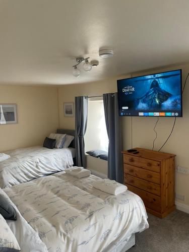Ein Bett oder Betten in einem Zimmer der Unterkunft Fahertys bar rooms