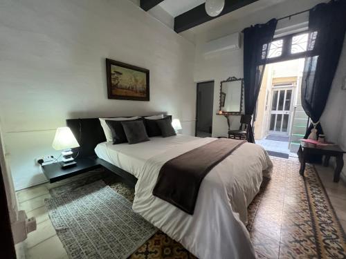 sypialnia z dużym łóżkiem i oknem w obiekcie Graswald, 1 bedroom accommodation w Gżirze