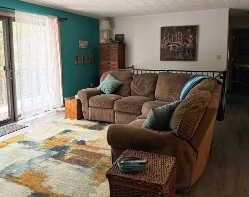 una sala de estar con un sofá y una mesa en Brandy Bay Hideaway, en Arbor Vitae