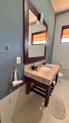 a bathroom with a sink and a mirror at Recanto da Natureza in Brotas