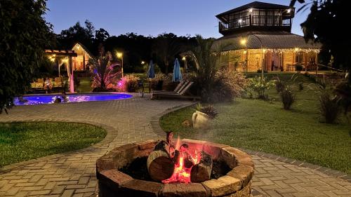 a fire pit in the middle of a yard at night at Recanto da Natureza in Brotas