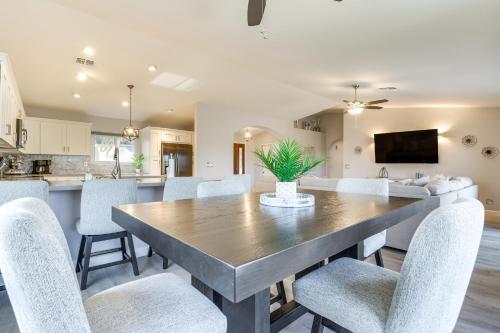 Golfers Paradise with Views in Fountain Hillsにあるキッチンまたは簡易キッチン