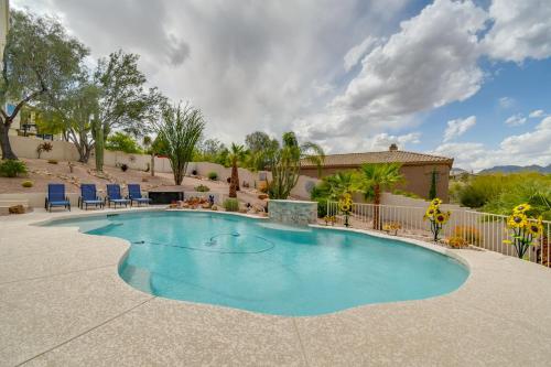 Golfers Paradise with Views in Fountain Hillsの敷地内または近くにあるプール