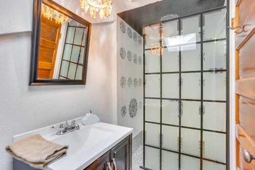 Ένα μπάνιο στο Vintage Farmhouse with Hot Tub in Larkspur