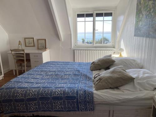 プルバスラネックにあるLe Gîte de Ker Ehden classé 3 étoilesのベッドルーム1室(窓付)