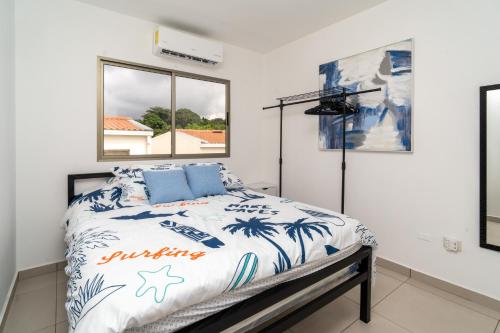 a bedroom with a bed and a window at Casa Surf in Zaragoza