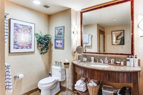 ein Badezimmer mit Waschbecken, Toilette und Spiegel in der Unterkunft Stay and Play Suncadia Resort Condo in Cle Elum in Cle Elum