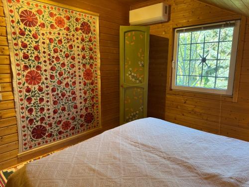 a bedroom with a bed and a window at Ginkgo House in Kehidakustány
