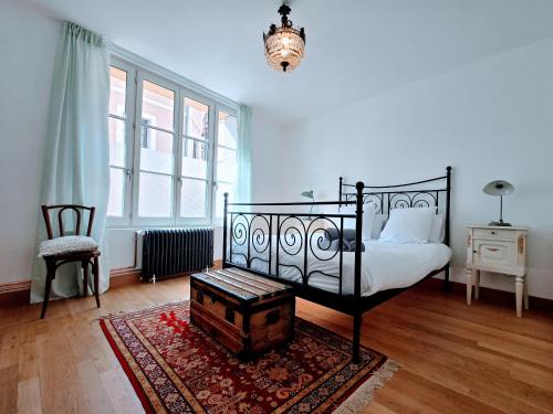 une chambre avec un lit, une table et une chaise dans l'établissement La Marine - Sejour a Auxerre, à Auxerre