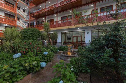 a courtyard with a fountain in the middle of a building at Quechua Hotel Cusco in Cusco