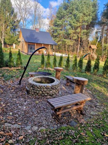 Κήπος έξω από το Domek "Pod Laskiem" DomkinadBugiem z jaccuzzi w zielonym otoczeniu 150m od rzeki