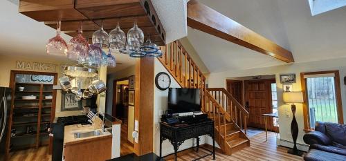 - un salon avec une télévision et un escalier dans l'établissement Mystic, Foxwoods, Beaches, Waterpark, Hells Kitchen!, à North Stonington