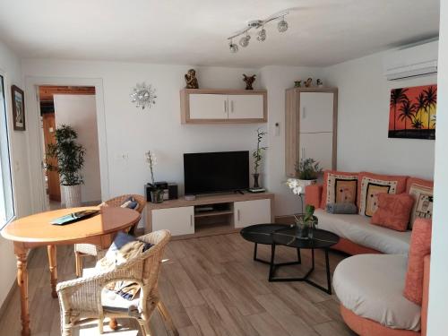 Televízia a/alebo spoločenská miestnosť v ubytovaní Apartamento Via Mare