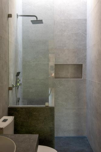 a bathroom with a shower and a toilet and a sink at CASA ZOE- Cerca de playa in Puerto Escondido