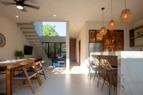 a kitchen and dining room with a table and chairs at CASA ZOE- Cerca de playa in Puerto Escondido