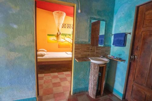 une salle de bain avec toilettes et lavabo dans une chambre dans l'établissement Hostal and camping Huellitas Ometepe, à Santa Cruz