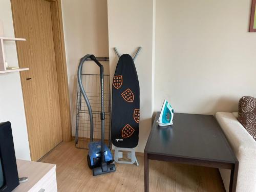 Una tabla de surf sobre una mesa en una sala de estar. en Apartment on the sea in Sozopol, en Burgas