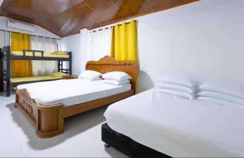 サン・アンドレスにあるHostal Paraiso SAIのベッドルーム1室(ベッド2台、二段ベッド2組付)