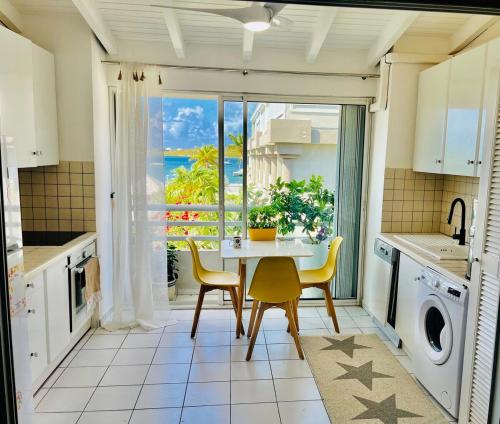 Η κουζίνα ή μικρή κουζίνα στο Cozy Waterfront Two-Level Condo with 2 Bathrooms ,Pool, AC