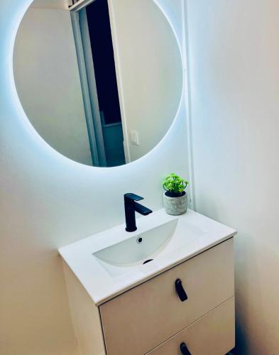 Φωτογραφία από το άλμπουμ του Cozy Waterfront Two-Level Condo with 2 Bathrooms ,Pool, AC σε Baie Nettle
