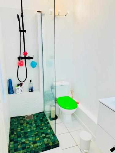 Ένα μπάνιο στο Cozy Waterfront Two-Level Condo with 2 Bathrooms ,Pool, AC