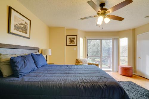 Postel nebo postele na pokoji v ubytování Cozy El Paso Condo with Patio about 7 Mi to Dtwn!