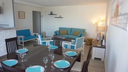 une salle à manger et un salon avec une table et des chaises dans l'établissement T3 lumineux tout confort aux portes de la Rochelle, à Aytré