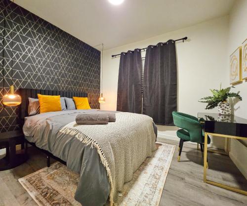 a bedroom with a bed and a desk and a chair at Forty First Place - Boutique Hostel in Los Angeles