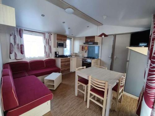 A kitchen or kitchenette at Mobil Home à Meschers au camping l'Escale proche de Royan