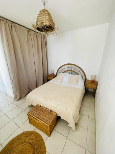 une petite chambre avec un lit et une table dans l'établissement Cosy T2, à Saint-Vincent-de-Tyrosse