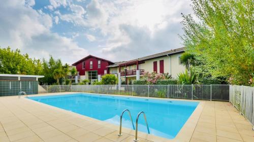 une piscine dans l'arrière-cour d'une maison dans l'établissement Cosy T2, à Saint-Vincent-de-Tyrosse