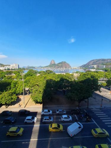 a group of cars parked in a parking lot at Vista Mar - Pão de Açúcar 1 in Rio de Janeiro