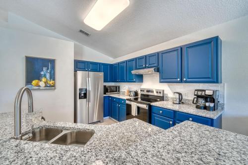 Köök või kööginurk majutusasutuses Private Pool Getaway Near Theme Parks