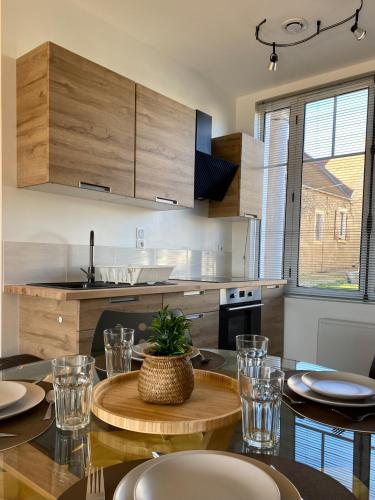 - une cuisine avec une table et des assiettes dans l'établissement L'Espérance vue sur la vigne et la Loire, à Pouilly-sur-Loire