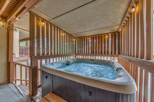 Φωτογραφία από το άλμπουμ του Spacious Ruidoso Retreat with Hot Tub and 2 Kitchens! σε Ruidoso