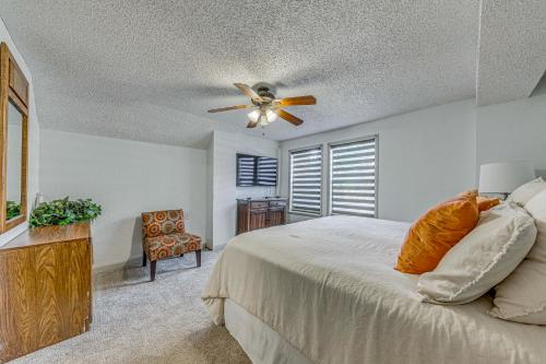 Ένα ή περισσότερα κρεβάτια σε δωμάτιο στο Spacious Ruidoso Retreat with Hot Tub and 2 Kitchens!