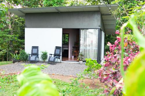 Κήπος έξω από το Chiri's Cabin