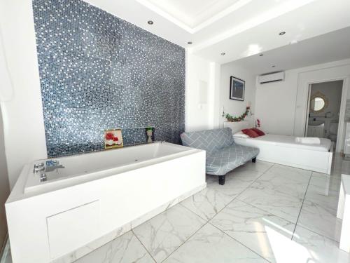 En eller flere senge i et værelse på Nissi49 Boutique Apartments