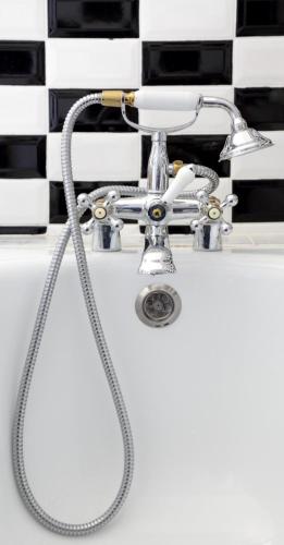 La salle de bains est pourvue d'un lavabo et d'un robinet. dans l'établissement Hotel Ermitage, à Saint-Tropez