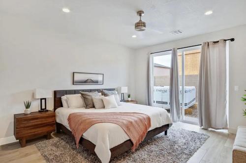 Un dormitorio con una cama grande y una ventana grande. en Luxury Home Near Sand Hollow, en Hurricane