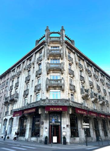 un grand bâtiment au coin d'une rue dans l'établissement Le Balcon de l'Excelsior avec parking, à Nancy
