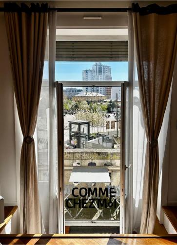 une fenêtre avec vue sur la ville dans l'établissement Le Balcon de l'Excelsior avec parking, à Nancy